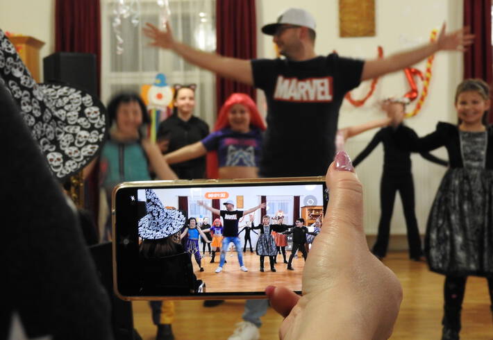 �larcban a ritmus, jelmezben a dallam