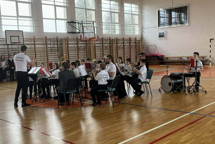 �nnep a becsehelyi iskol�ban