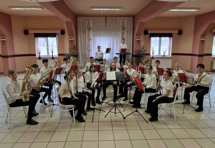 A d�nt�be zen�lt�k magukat